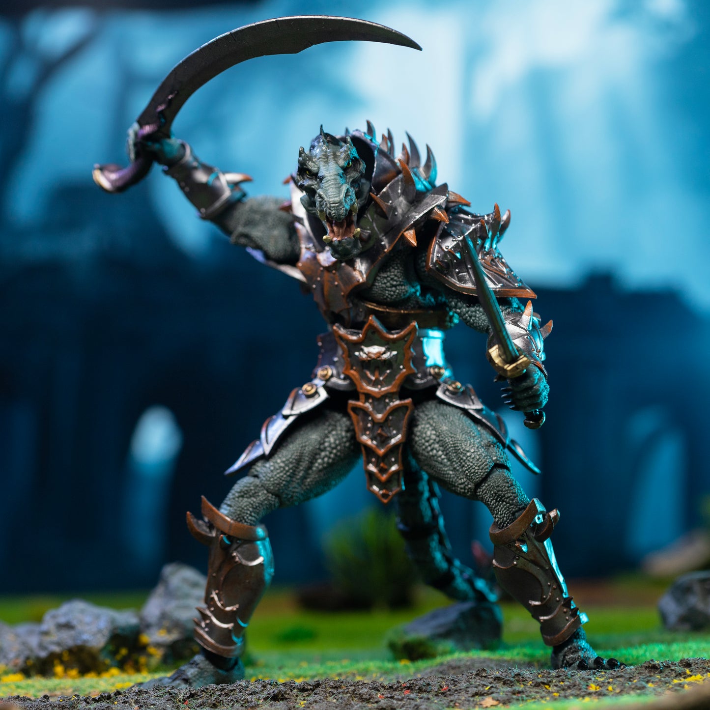 Fully armored green Saurian in a wide footed stance. His right holds a scimitar above his head and his left hand holds a dagger pointed forward.