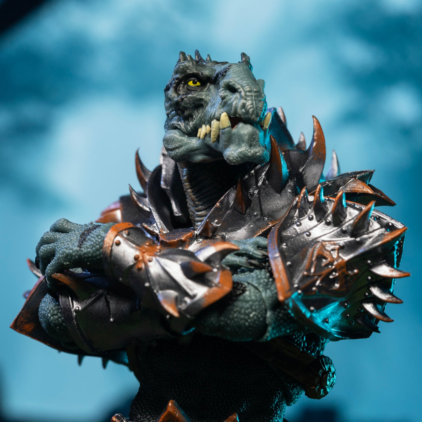 A close-up of the fully armored green Saurian standing at ease with arms crossed